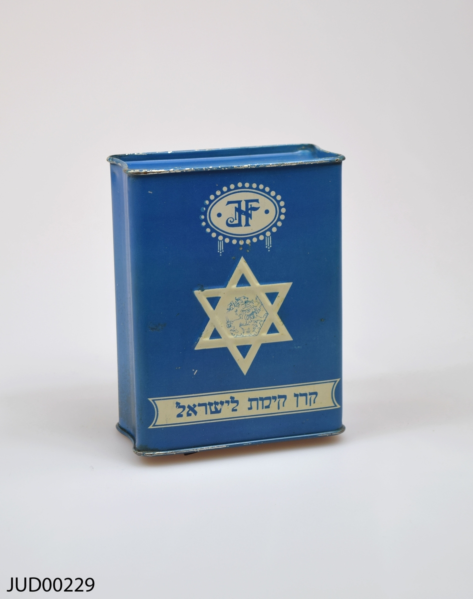 Insamlingsbössa, tillverkad av plåt som sedan målats blå med benvit dekor. Dekorerad med hebreisk text, Davidsstjärna samt "J.F"