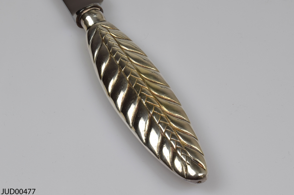 Challakniv tillverkad av silver, med flätad dekor på handtagets ena sida och shabbatmotiv på andra sidan.