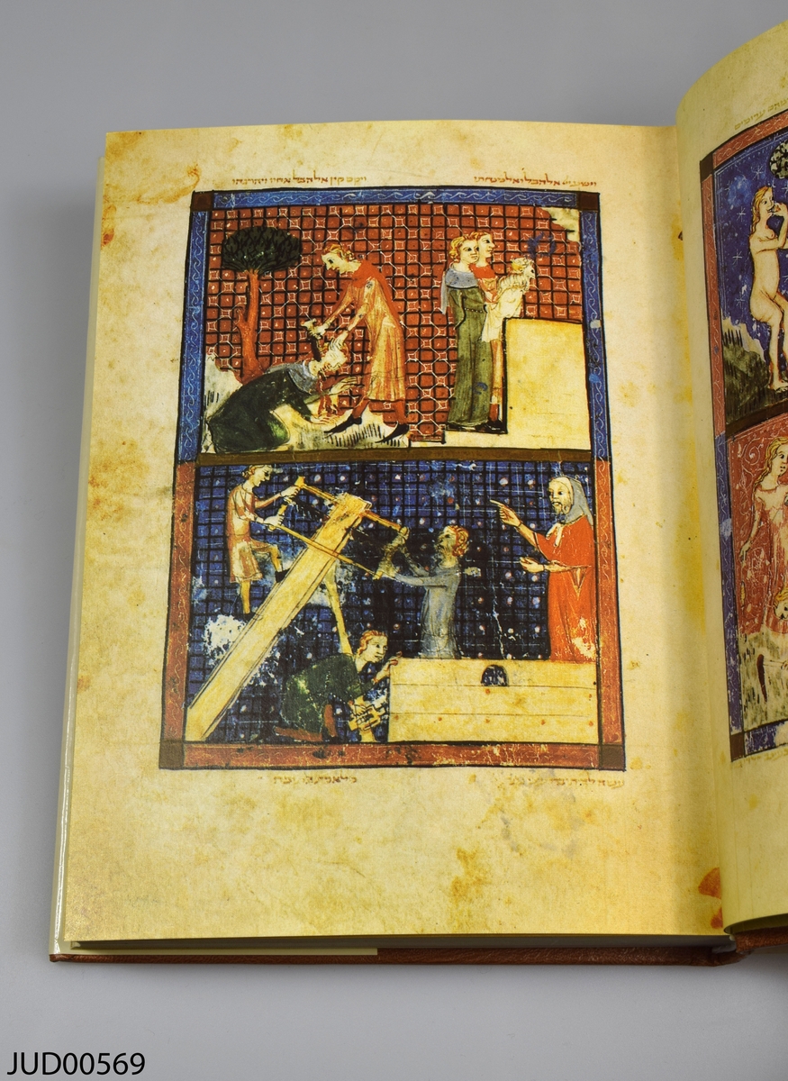 Faksimil och nyutgåva av Sarajevohaggadan (boken för pesach seder). Boken är tryckt 1983 i Ljubljana, och är skriven på hebreiska med färggranna medeltida illustrationer. På framsidan ett tryckt hebreiskt ord i blått.