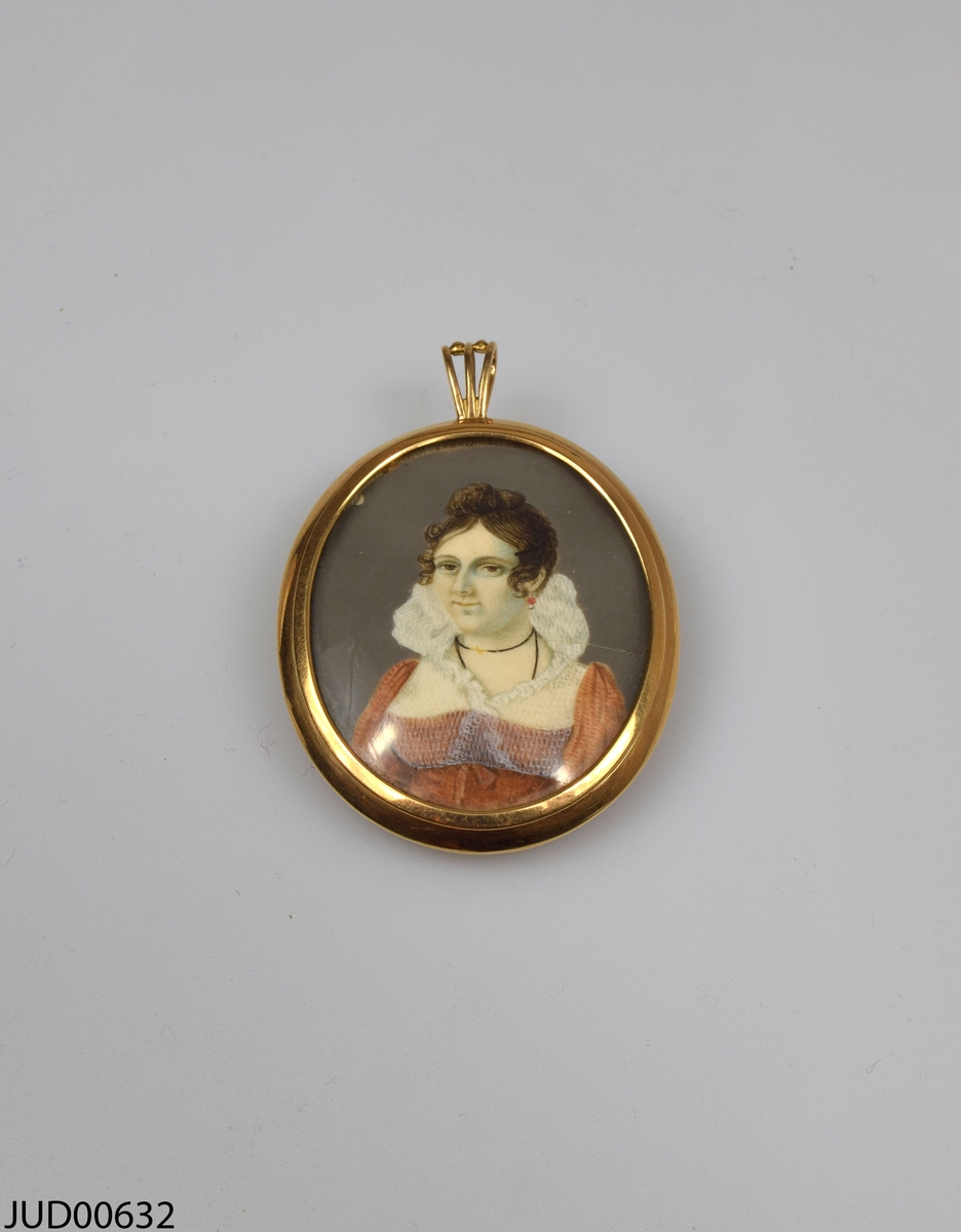 Medaljong föreställande Feilchen Saloman (1787-1836), född Geskel. På baksidan finns hårlockar från hennes barn Siegfried, Pauline och Cecilie fastsatta.