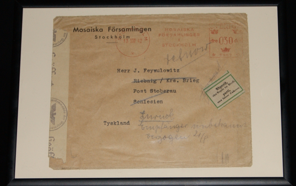 Kuvert till en herr J Feywulowitz i Tyskland där det är tillagt att adressaten har flyttat till okänd ort.