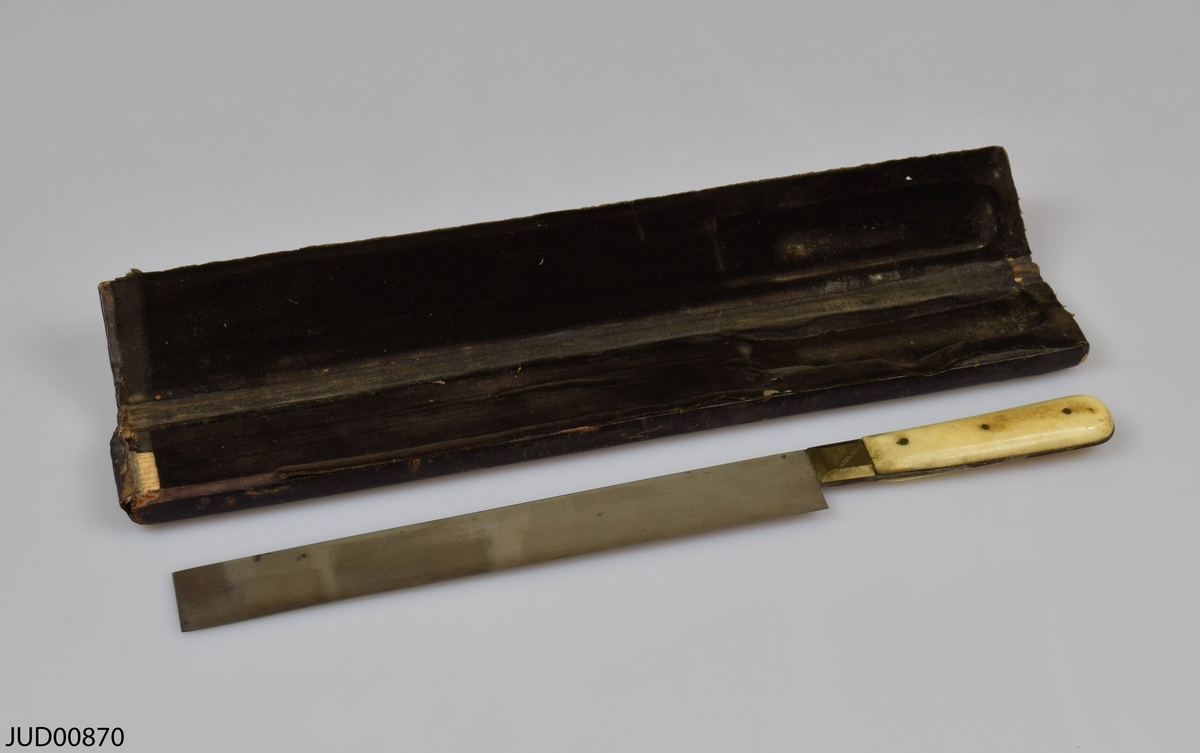 Kniv som använts vid kosherslakt, med rektangulärt blad och tillhörande läderask.