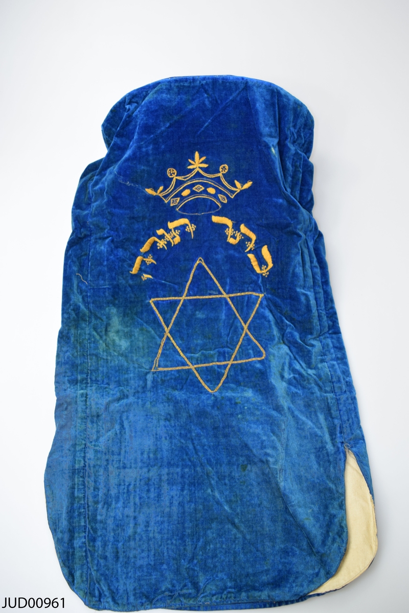Krona och davidsstjärna med hebreisk text i mitten.