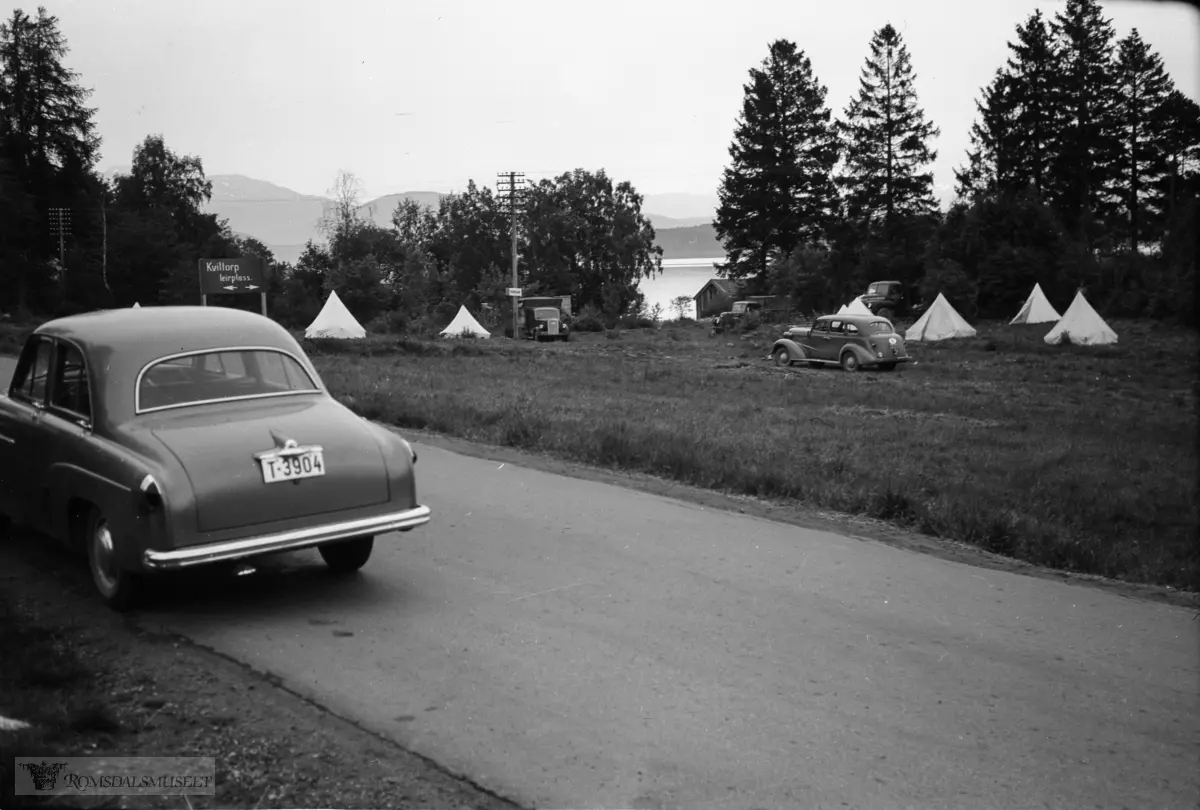 BL_Landsmøte 4/4 filmer., "Bondelagets landsmøte 1954"..Dette var første gongen at Kviltorp var brukt som campingplass. Året etter var Kviltorp Campingplass formelt opna..Vauxhall Velox årsmodell 1951-54. Til høyre Chevrolet 1937-38..
