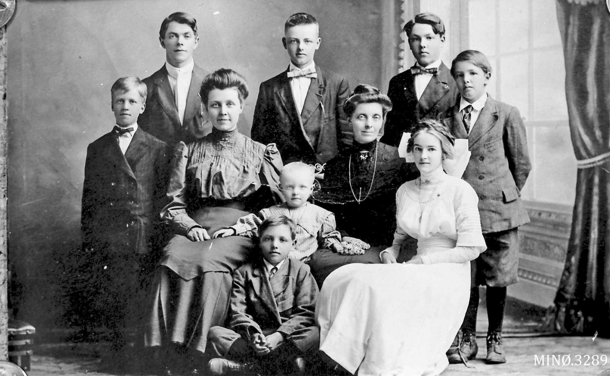 Enke(?)frue med fem sønner og tre døtre. 