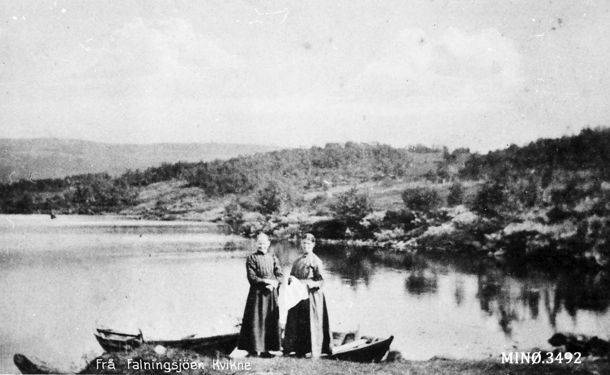 To kvinner, kjoler, båt, foran Falningssjøen