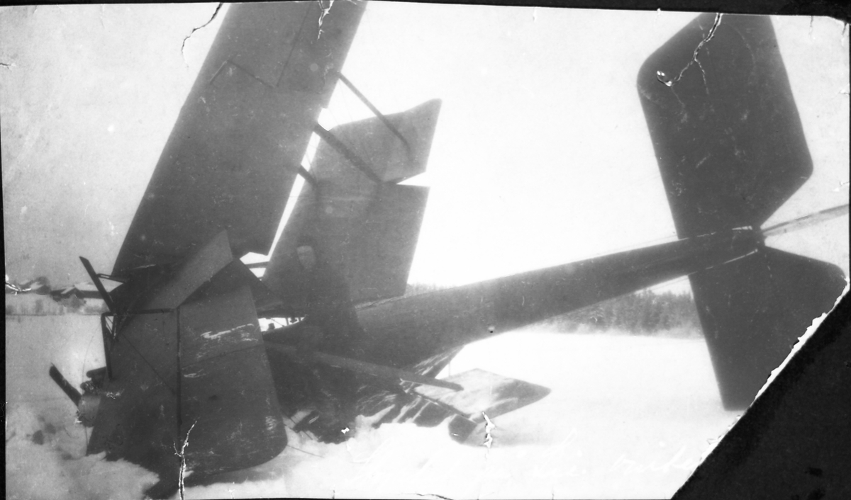 Fly som havarerte ved gården Lie i Østre Toten ca. 1920. Flygeren het Leif Lier.