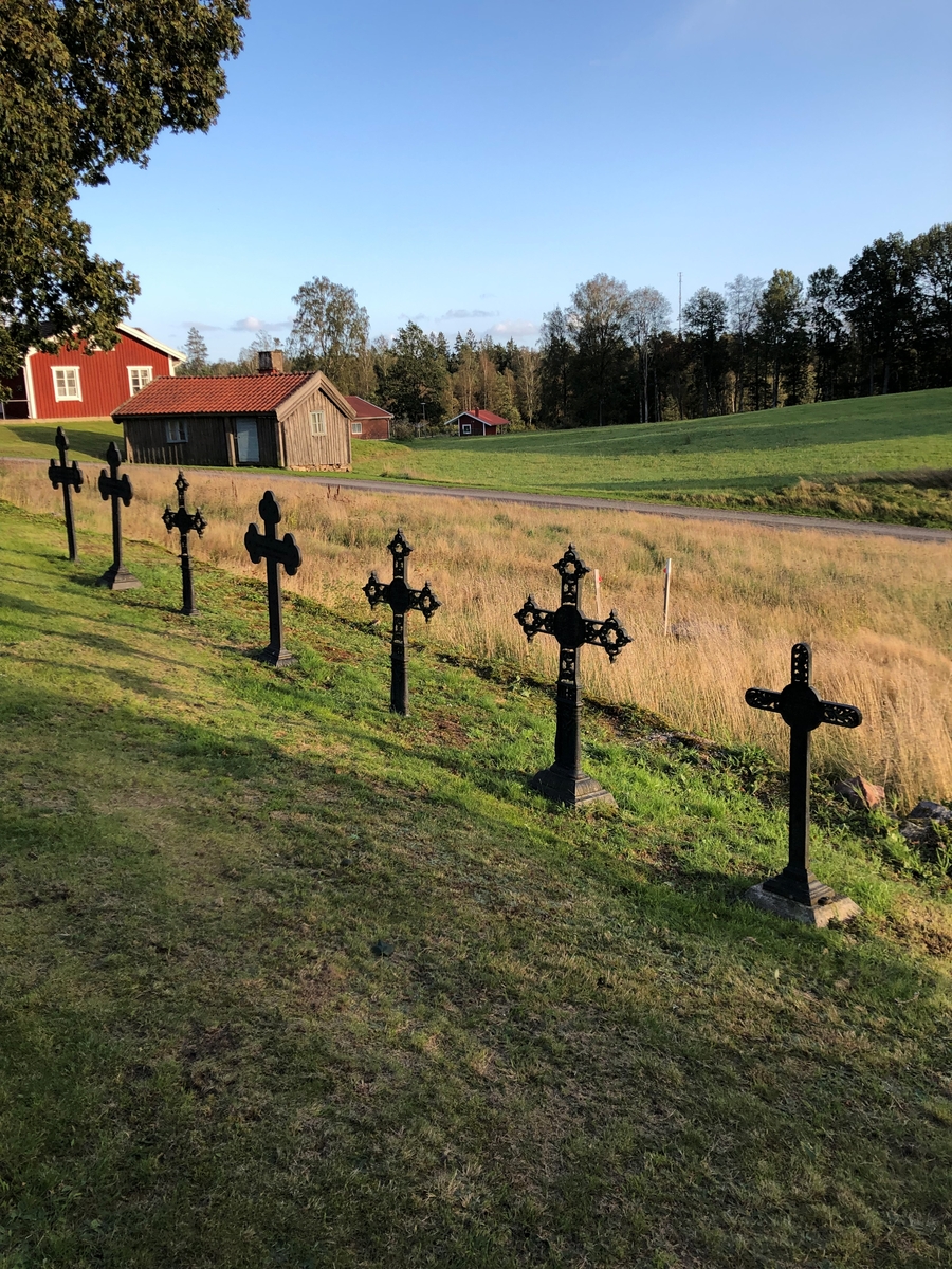 Södra Hestra kyrkogård i Broaryd, gjutjärnsvårdar varav flertalet i modeller framställda vid Häryds bruk. Södra Hestra socken, Gislaveds kommun.