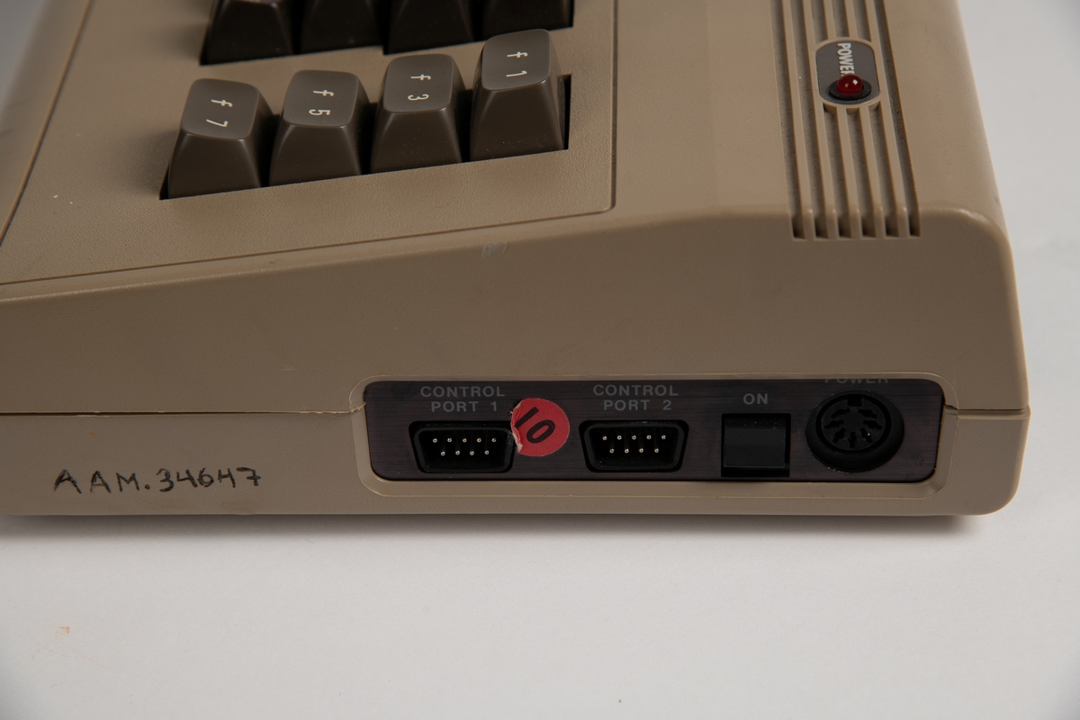 Tastatur til datamaskin. Inngang til kabel til spillkonsoll (joystick) på høyre side. Engelsk tastatur, så ingen æ, ø og å.