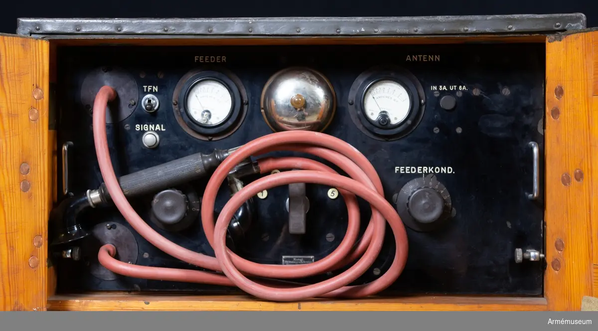 Grupp H II.
Antennlåda till 1000 W radiostation m/1939 märkt nr 6. Tillbehören är en likriktare, en sändare, en antennlåda, låda nr 6 med/för rör, spollåda, materiallåda, handhavandebok, mikrofonförstärkare och modifierad förstärkare.