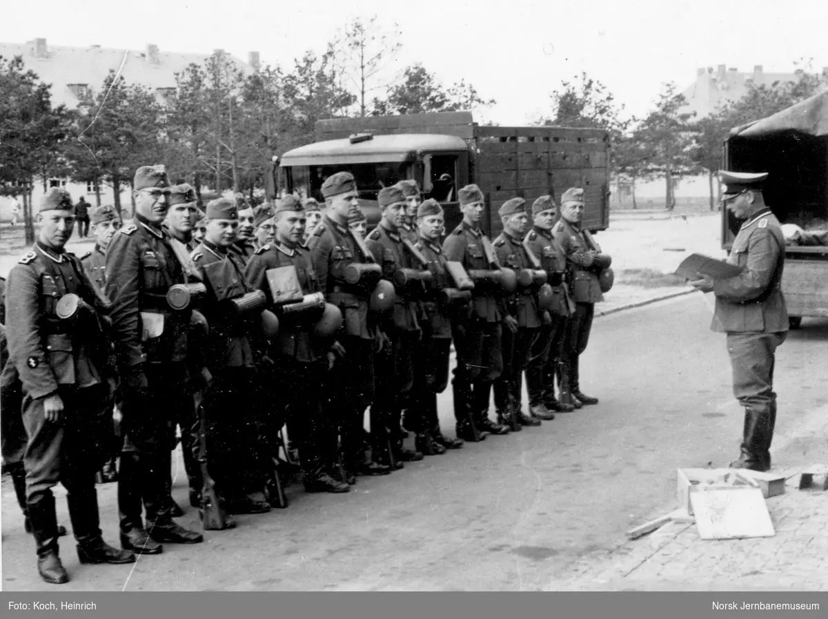 Militære kjøretøy og soldater fra den tyske okkupasjonsstyrken