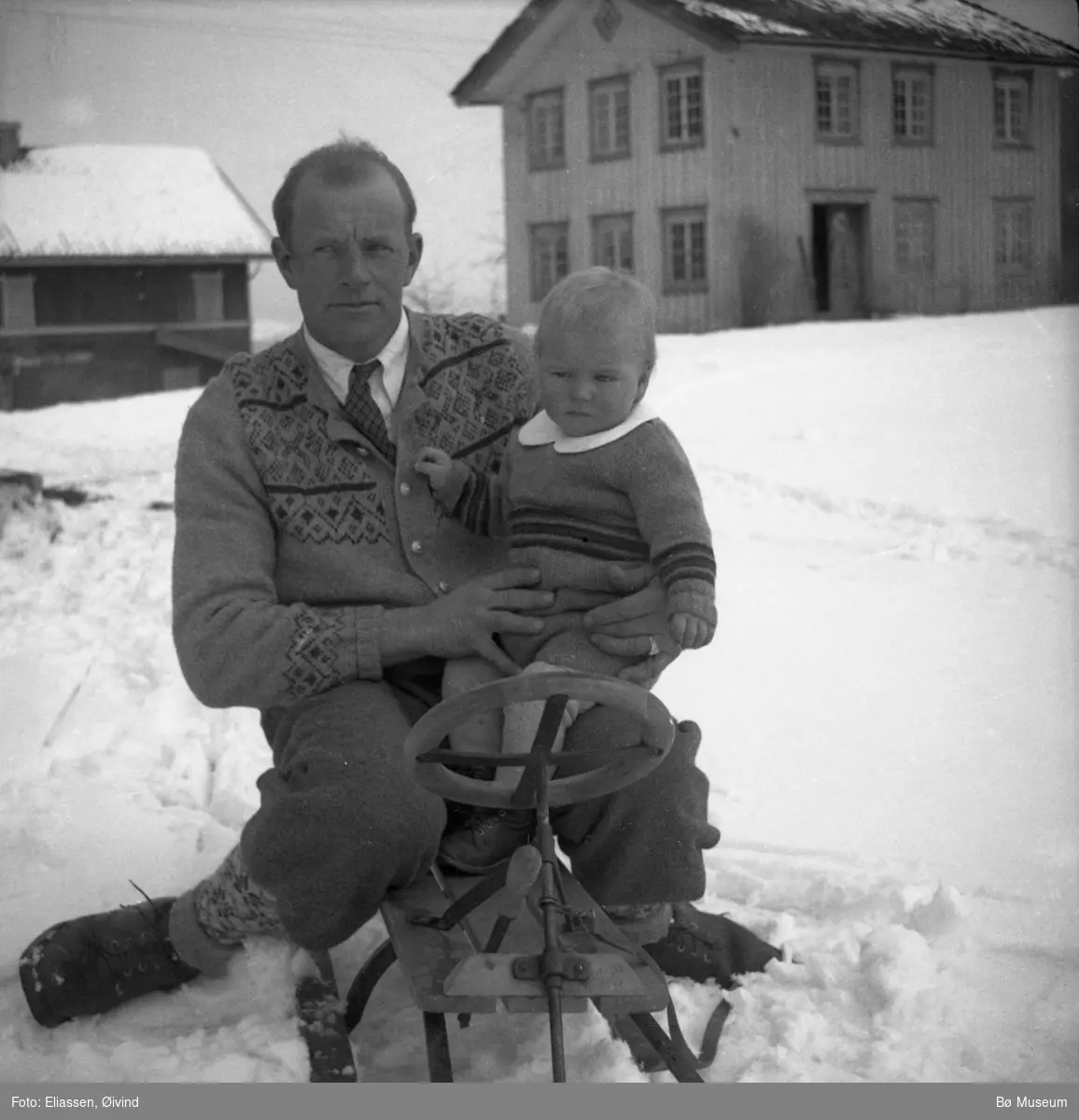 Torjus Torstveit med sonen Olav, tatt på Torstveit i Bø