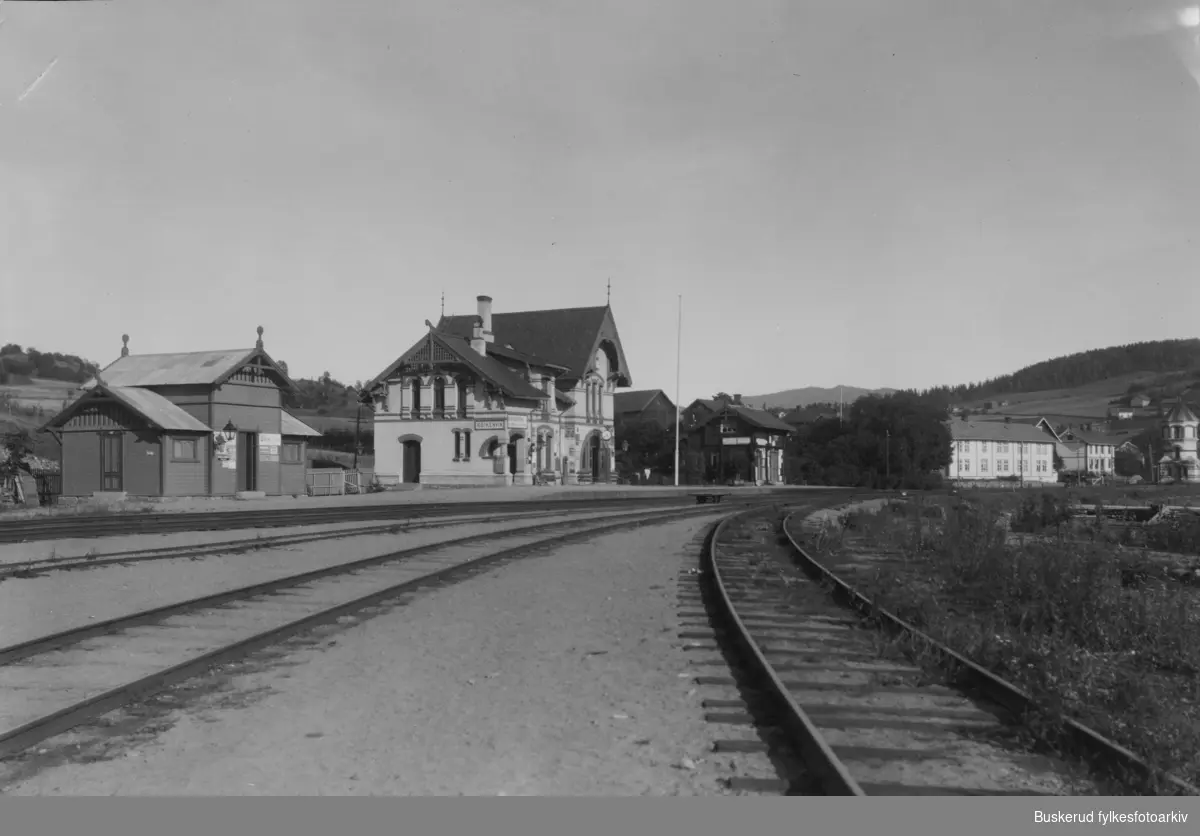 Røykenvika Røykenvik stasjon var endestasjon på Røykenvikbanen fra banen åpnet i 1900 til den ble nedlagt i 1957.Røykenvikbanen var en om lag syv kilometer lang sidelinje på Gjøvikbanen fra Jaren til Røykenvik ved Randsfjorden.
