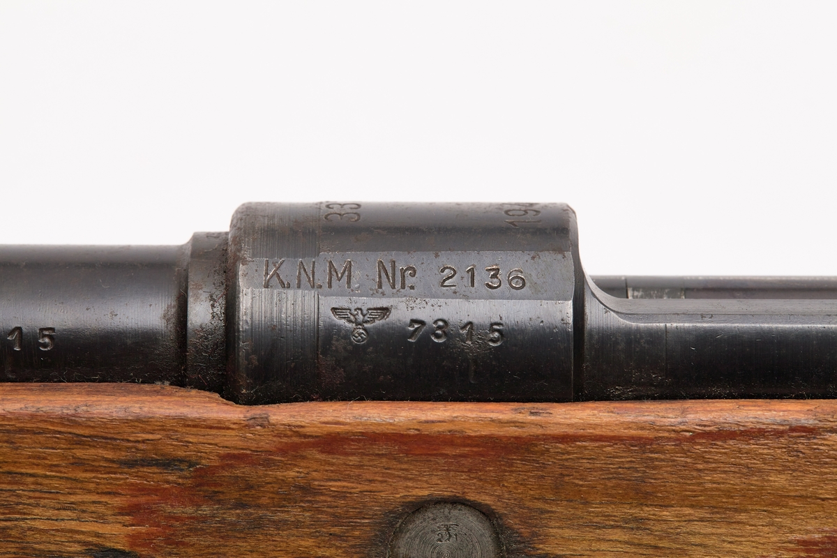 Mauser (a), bajonett (b) slire (c) og pussesett (d). En original og komplett Mauser kaliber 7.92, som var det vanligste våpenet brukt av den tyske armeen under 2. verdenskrig. I tillegg følger det med pussesett og bajonett med belteslire, men det mangler balg.