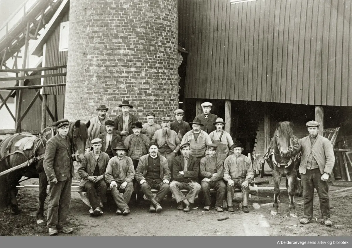 Arbeidere ved Torp Bruks Teglverk, 1910.