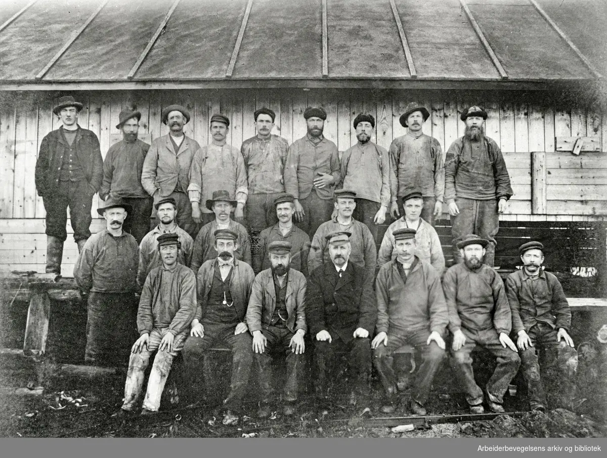 Arbeidslaget som kappet props for Stang på Kallera i 1906.