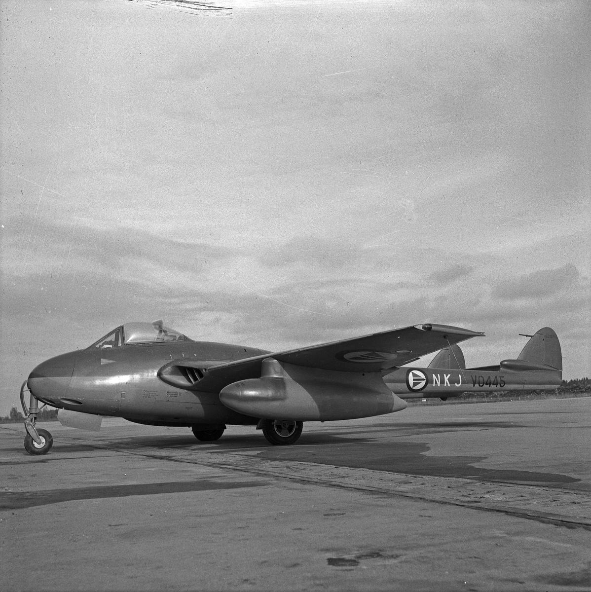 De Havilland DH 100 Vampire parkert på stripa.