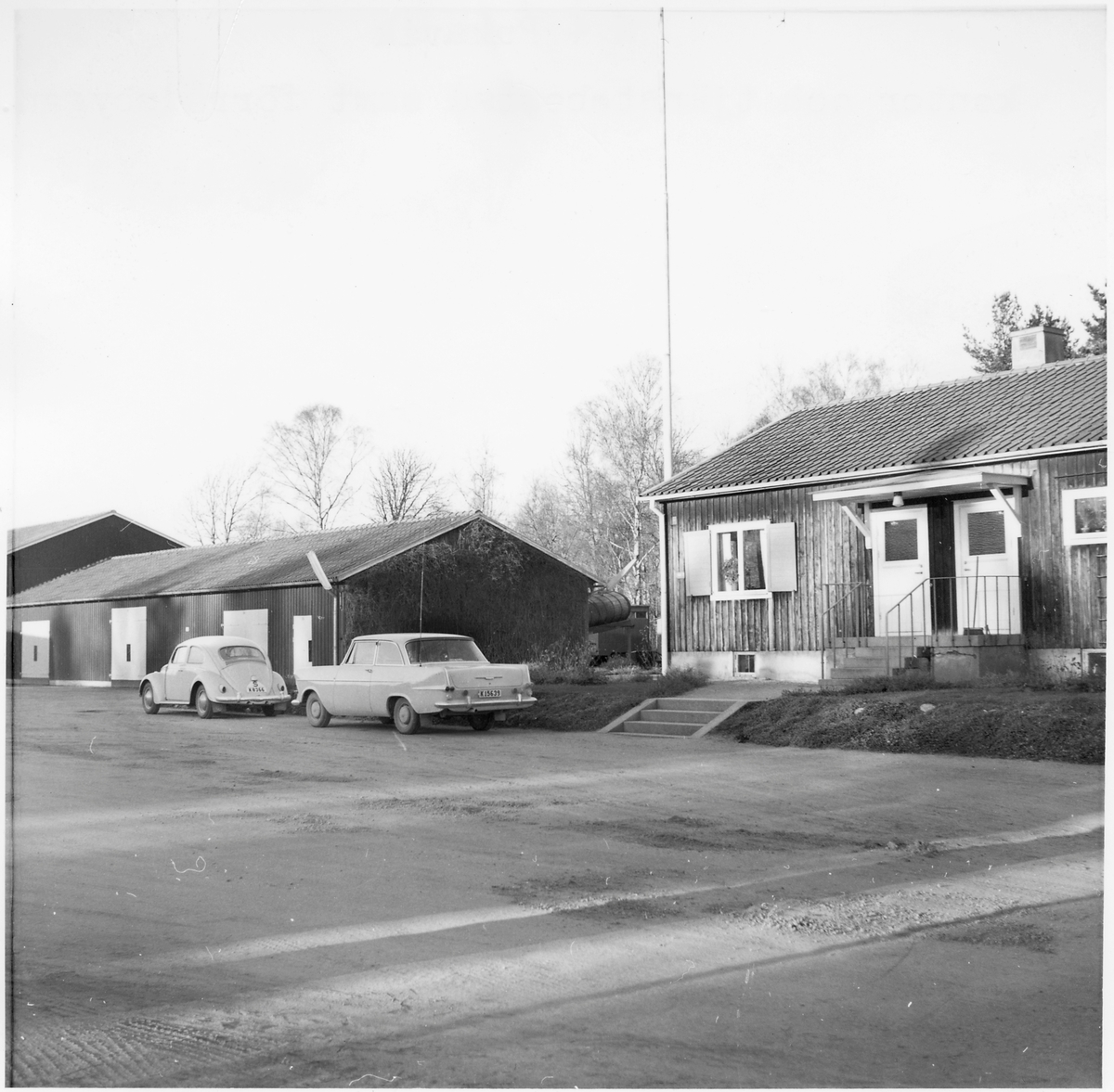 Vägstation K4, Pukavik. Till höger kontor och tjänstebostad för vägmästaren. Förrådsbyggnader till vänster. Två personbilar Opel K15639, VW K8366.