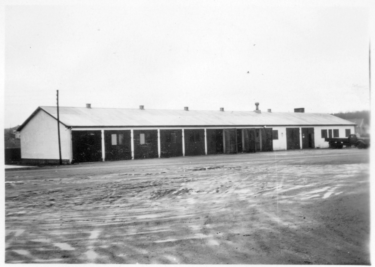 Vägstation L5, Broby. Vägstationens huvudbyggnad med från vänster garagedel, förrådsdel och kontorsdel. Lastbil framför kontoret.