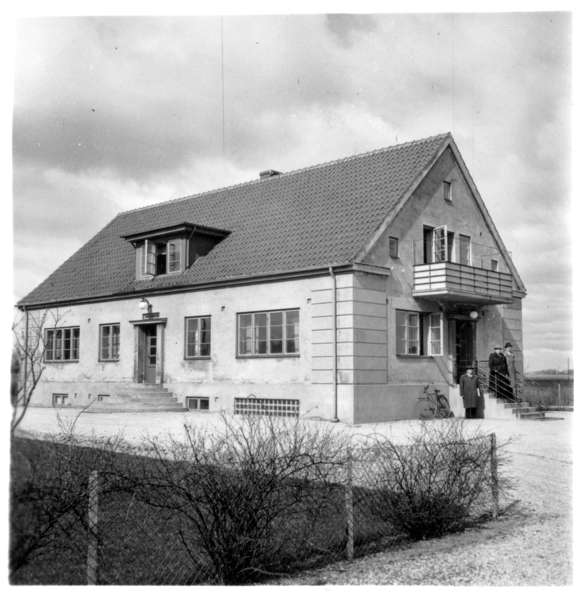 Vägstation L9, Hammenhög. Bostadshus och eventuell kontorsbyggnad för vägstationen. Tre manspersoner vid gaveln.