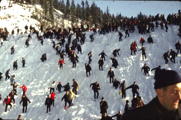 Vikersund. Publikum på hoppstevne i Vikersund skiflyvigsbakke
