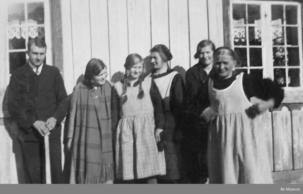 På Torstveit påska 1932. Halvor, Klara, Tone, Margit, Aaste og Dordi Torsrtveit