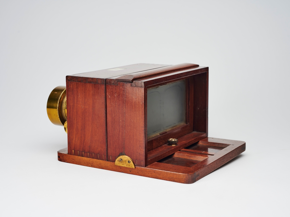 Stereokamera produsert av A. Ross. Dette er et våtplatekamera for plater med bildeformat på 9 x 18 cm. Kameraet har Petzvalobjektiv, produsert av professor i matematikk Joseph Petzval i Wien i 1840, med noe teknisk rådgivning av Peter Wilhelm Friedrich von Voigtländer. Objektivet er kjent som det første portrettobjektivet. Dette kameraet var muligens brukt til å lage stereoportretter. 
Stereokameraene ga en svært populær form for bilder på slutten av 1800-tallet. Stereofotografi var med på å forme fotoindustrien. Folk ønsket å se mer av verden, og stereofotografiet gjorde det mulig å forestille seg at man var til stede i motivet, grunnet en optisk effekt som utnytter dybdesynet vårt. 
Et stereokamera har to objektiver med en avstand på litt over seks centimeter, omtrent samme avstand vi har mellom pupillene. En eksponering gir dermed to bilder av samme motiv. Når dette paret med fotografier blir montert, f.eks. på en papplate, og sett på gjennom en stereobetrakter, fremstår motivet som tredimensjonalt.