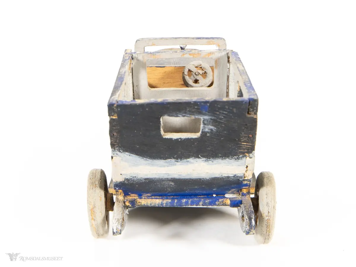 En liten lekebil laget av finerplater.