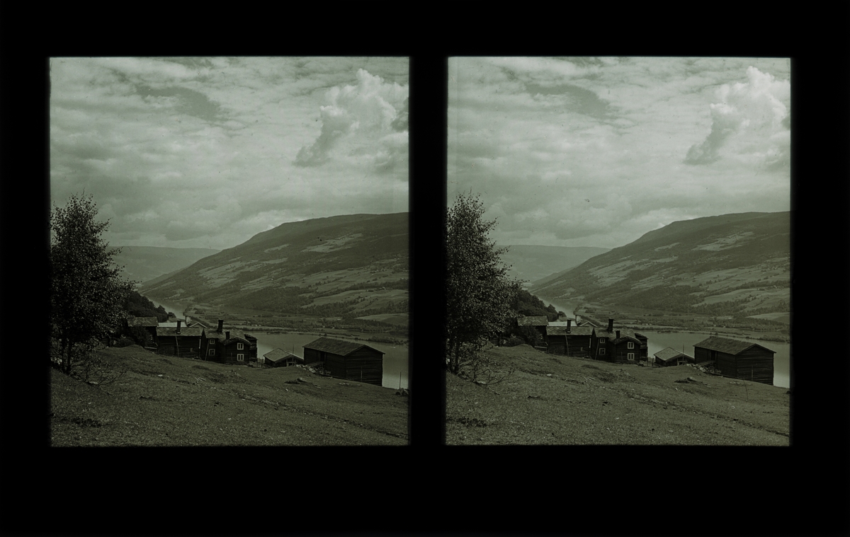 Landskap, Fron. Et gårdstun i forgrunnen. Tilhører Arkitekt Hans Grendahls samling av stereobilder.
