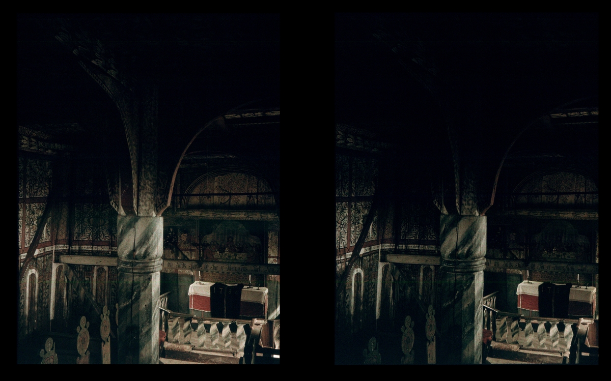 Interiør, Uvdal stavkirke. Alteret, sett fra koret. Tilhører Arkitekt Hans Grendahls samling av stereobilder.