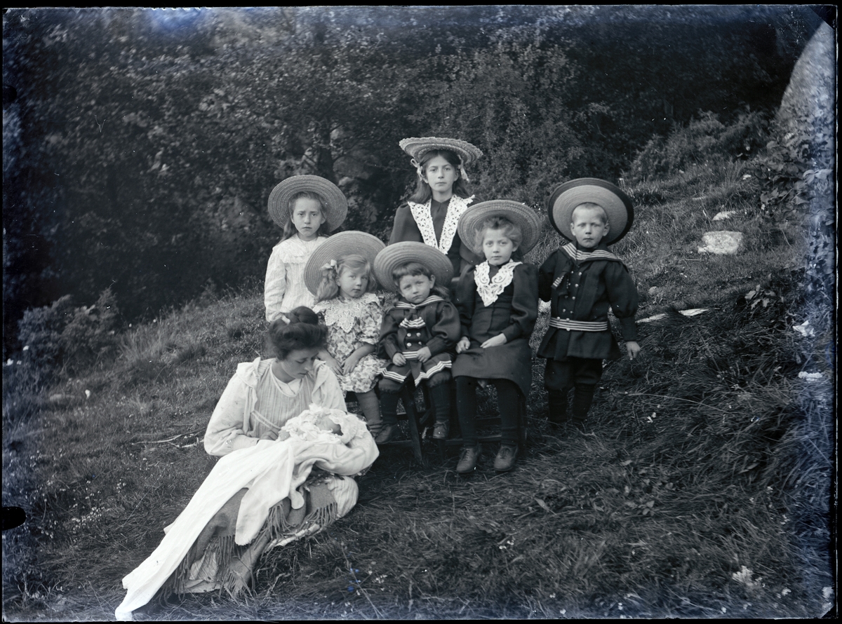 Anna Egelström Olsson med familjens sju barn