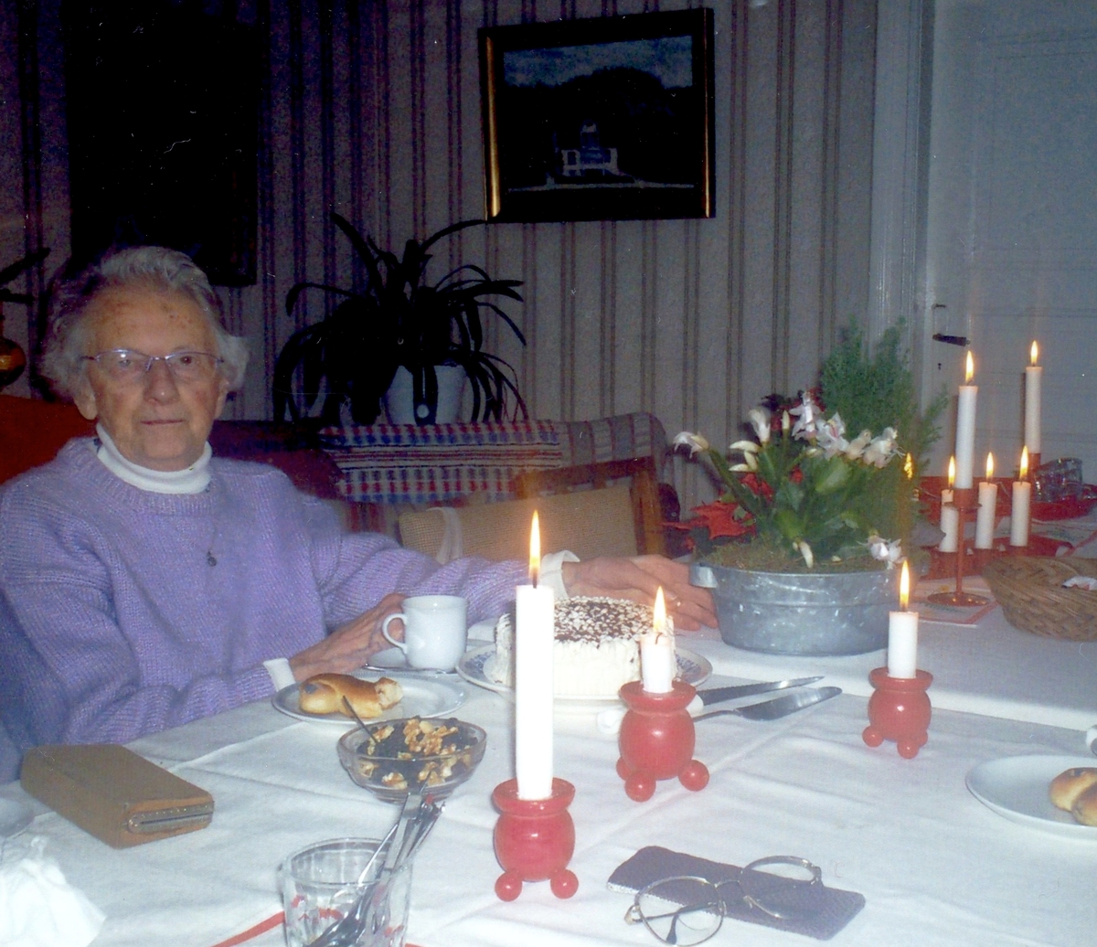 Maj-Britt Björkman (1920 - 2011) deltar vid julavslutningen för Studieförbundet Vuxenskolans studiecirkel "Göteborg" i Vommedal Västergård 3:3 "Hanses" år 2008.