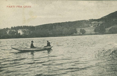 "Parti fra Gran". Robåt på Jarenvannet utenfor Garvertangen (Sagatangen). Postkort fra ca 1910. Eier: Randsfjordmuseet (Foto/Photo)