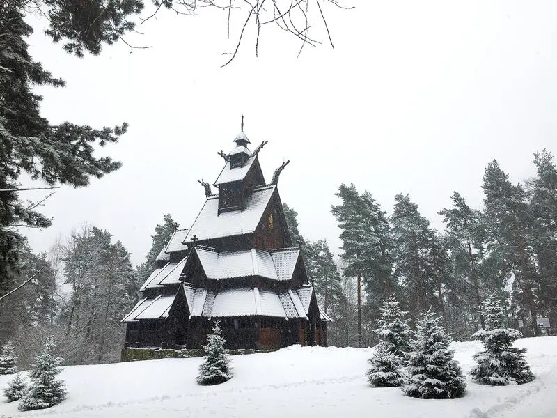Gol stavkirke med snø