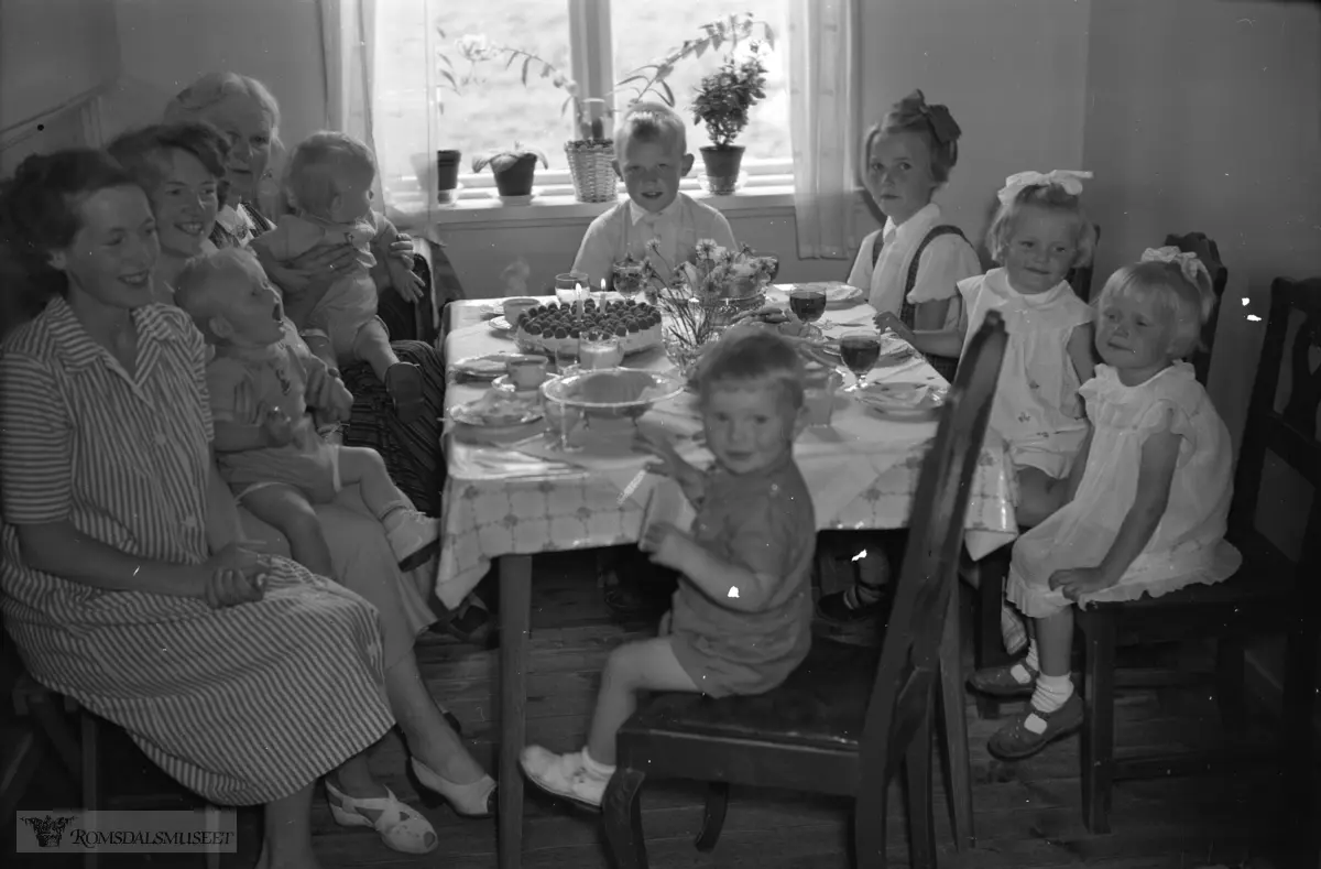 "Åsmund 2 år 22.07.1953".