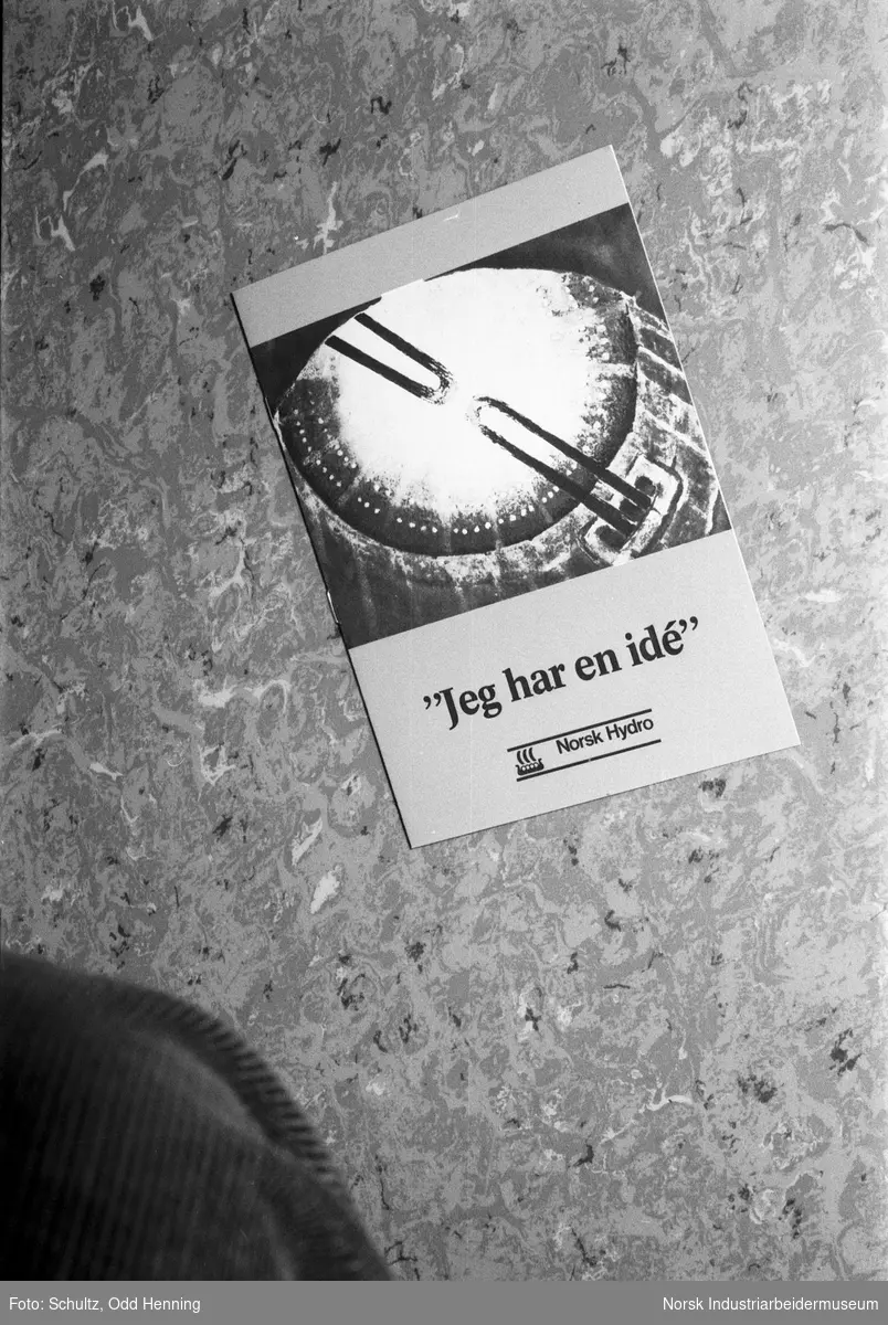 Brosjyre som ligger på gulvet, hvor det står "Jeg har en ide", og er utgitt av Norsk Hydro.