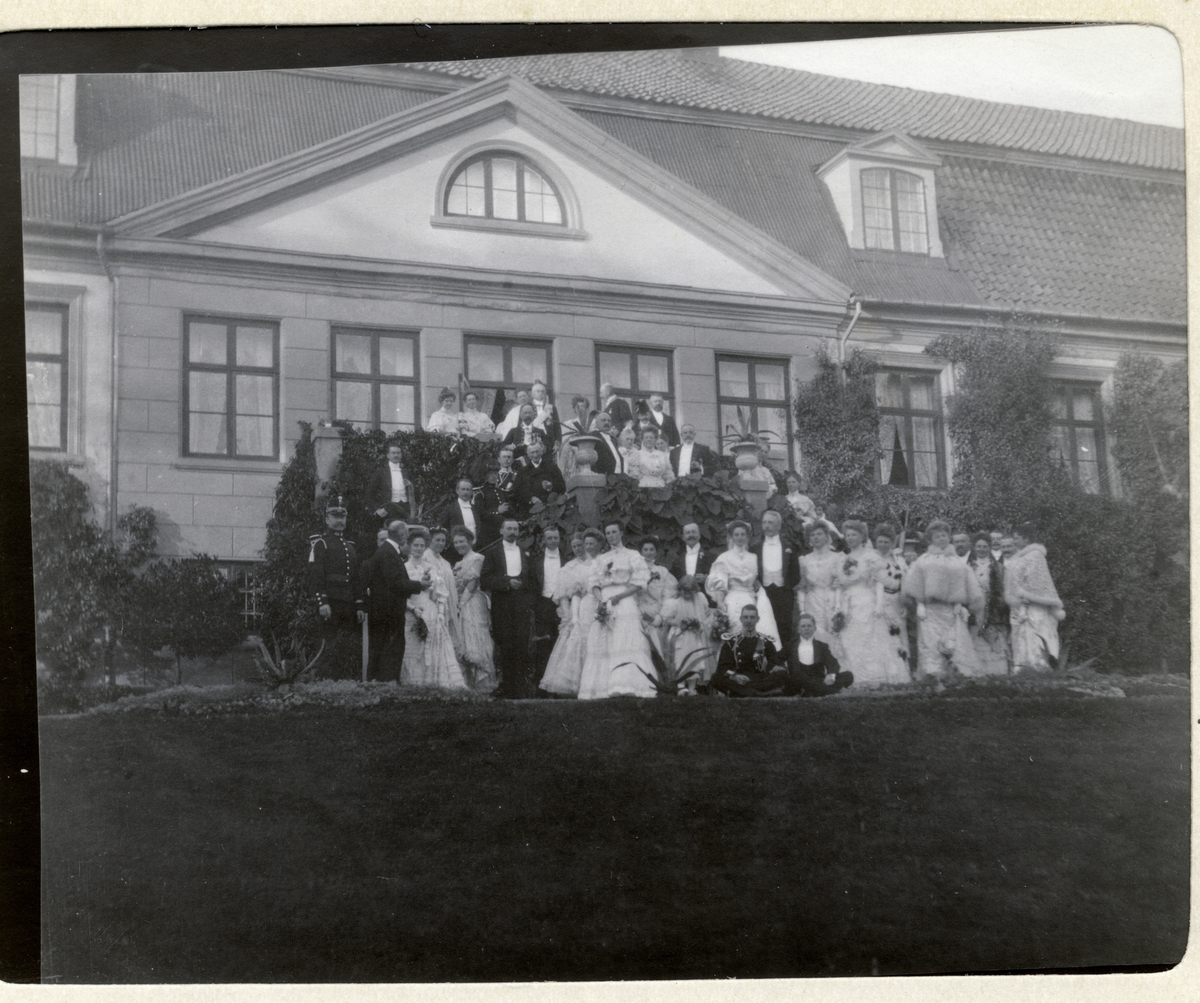 Bryllup på Bogstad gård. Gruppebilde av brudeparet Nini og Westye Egeberg og bryllupsgjester foran og på verandatrappen. fotografert 17. september 1904.