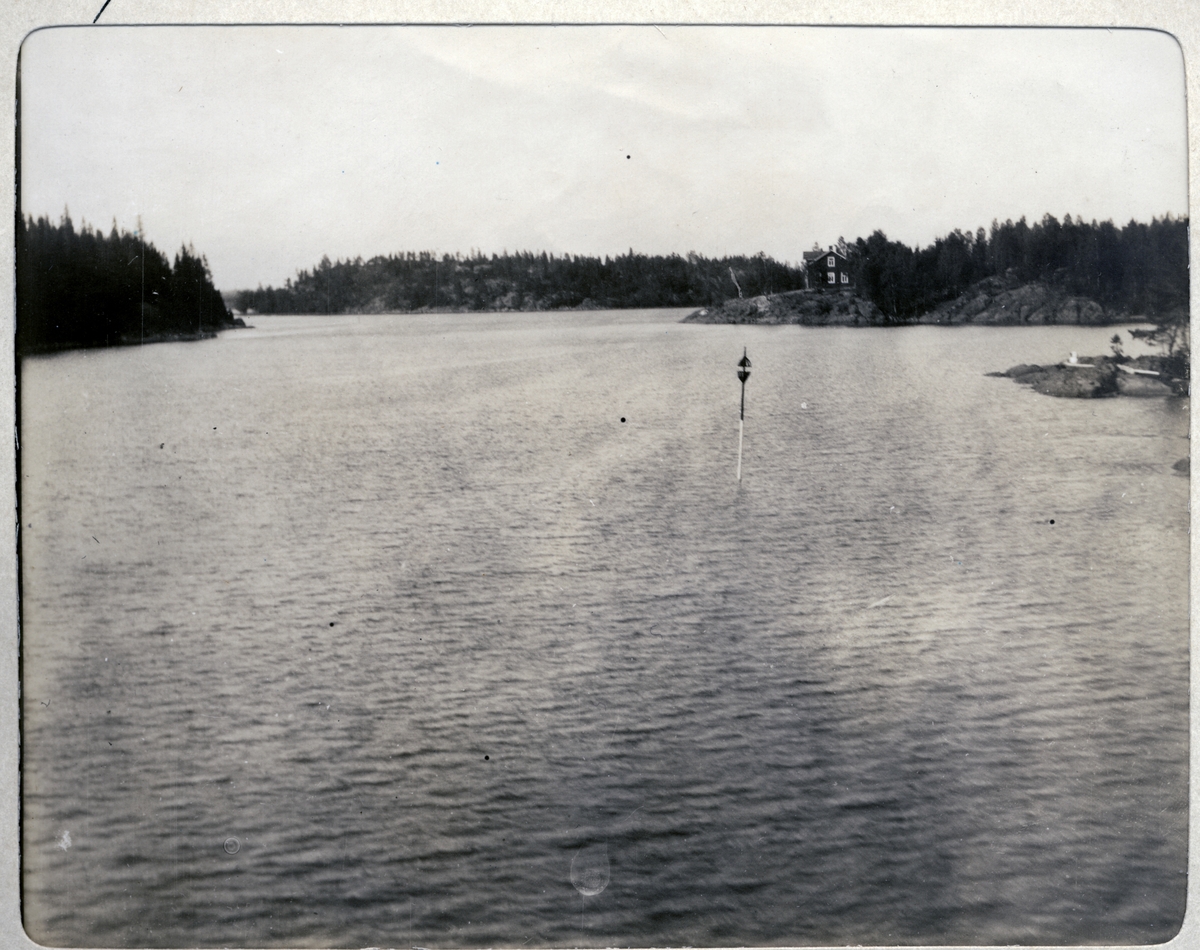 Finsk skjærgård, sett fra baugen av passasjerskipet S.S. ’Oihonna’. Fotografert juli 1907.