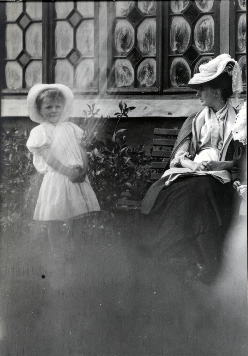 Nini Egeberg og datteren Mimi foran drivhuset på Bogstad gård i Oslo. Fotografert 1907.