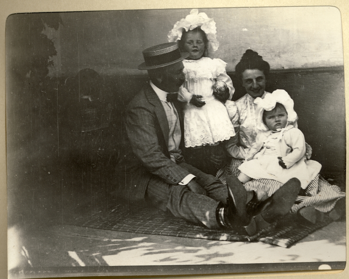 Familien Egeberg på Bogstad gård. Fra venstre Westye Egeberg, Mimi, Nini Egeberg med Lucy på fanget. Fotografert juli 1908.