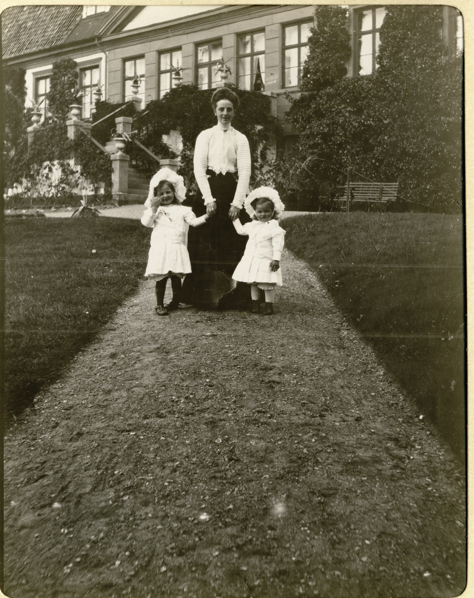 Nini Egeberg med døtrene Mimi og Lucy i parken til Bogstad gård. Fotografert juli 1909.