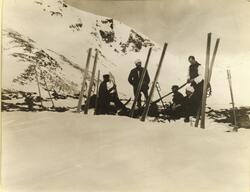 Fire skigåere raster ved Tjørnholet på vei til Glitterheim i
