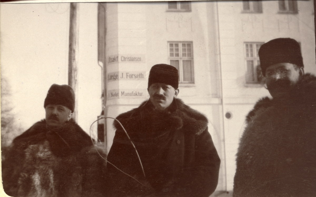 Tre medlemmer av direksjonen i Glommens Tømmermåling foran en forretningsgård. Fra venstre Westye P. Egeberg. Hans Petersen, med tømmermåler?, og distriktsjef i Odalen, Løftsgaard. Antagelig fotografert 1912.