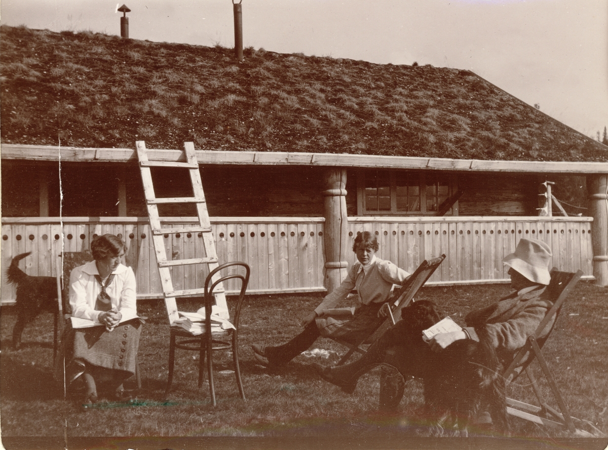 Jegere holder hviledag på en søndag, i fluktstoler utenfor Fearnley-familiens jakthytte ved Fjergen i Nord-Trøndelag. Fra venstre Ellen Jakhelln, Ingeborg Fearnley og Carlos Jakhelln. Fotografert 1913.