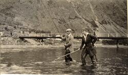 Westye P. Egeberg og søsteren Evelyn fisker i Lærdalselvi, S