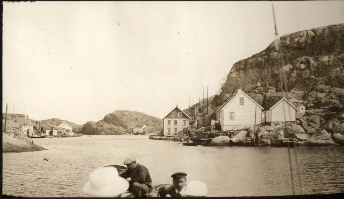 Tre personer skimtes i seilbåten «Malva» på vei ut fra Ny-Hellesund under seiltur til Stavanger i juli 1922.