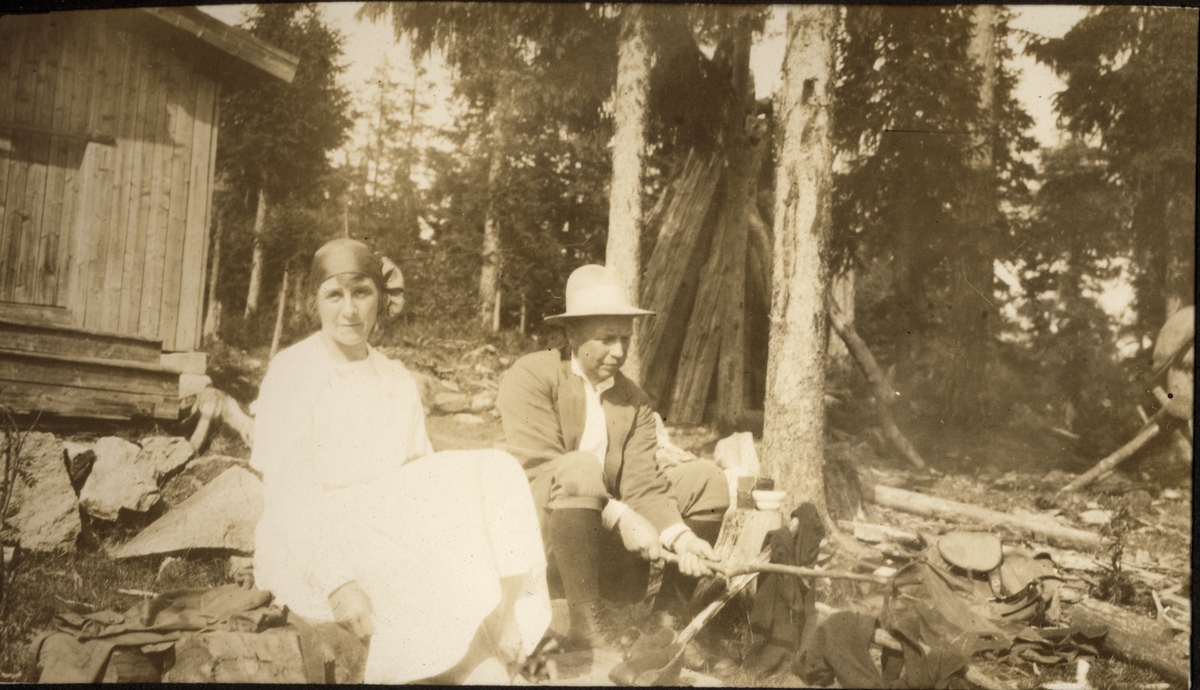 Sossen (Sophie?) Lumholtz og Westye P. Egeberg hviler utenfor Kjølstua på Årkjølen i Nord-Odal. Fotografert august 1922. 