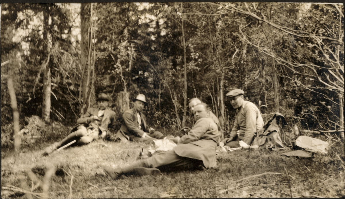 Olaf Bull-Aakran, Westye P. Egeberg, Einar W. Egeberg og Helge. O. Furuseth hviler under en befaring hos Furuseth. Fotografert 1923.