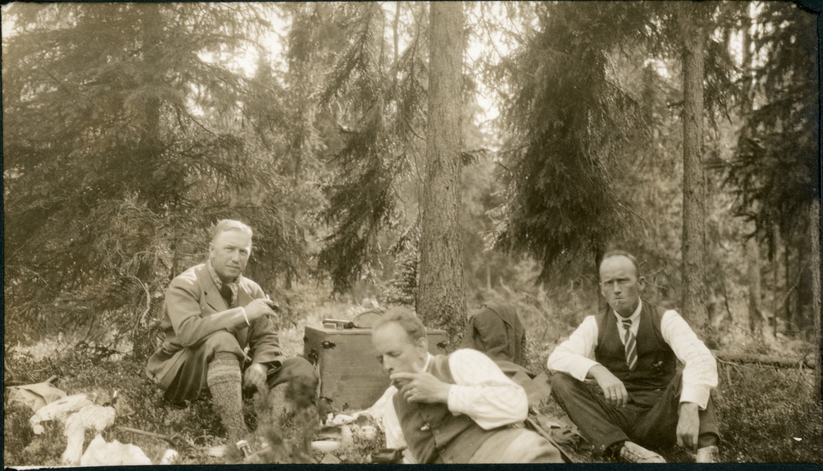 Westye Egeberg, Ole Peter Moe og O. Haave (?) raster etter befaring i Fuglesand og Skavern skogene i Nordre Osen, Åmot, Hedmark. Fotografert juli 1924.