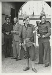 Westye Egeberg og tre vakter fra Hjemmevernet venter i portr